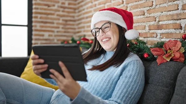 Mladý Hispánec Žena Pomocí Touchpad Sedí Pohovce Nosí Vánoční Klobouk — Stock fotografie