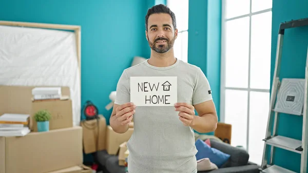 Jovem Hispânico Sorrindo Confiante Segurando Novo Papel Casa Nova Casa — Fotografia de Stock