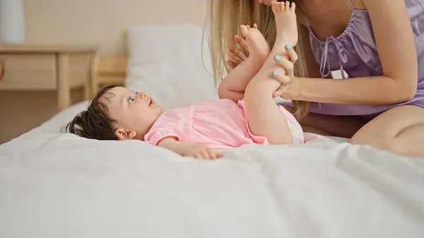 Anne Kızı Yatakta Uzanıp Yatak Odasında Ayaklarını Öpüyor — Stok fotoğraf