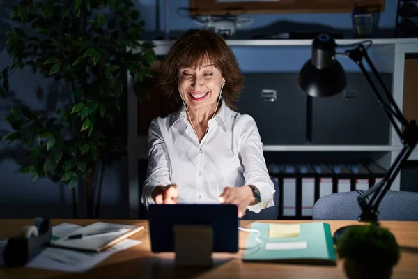 Mujer Mediana Edad Que Trabaja Oficina Por Noche Señalándote Cámara —  Fotos de Stock