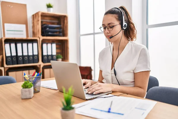Young Hispanic Woman Wearing Call Center Agent Headset Office Serious — Stock Photo, Image