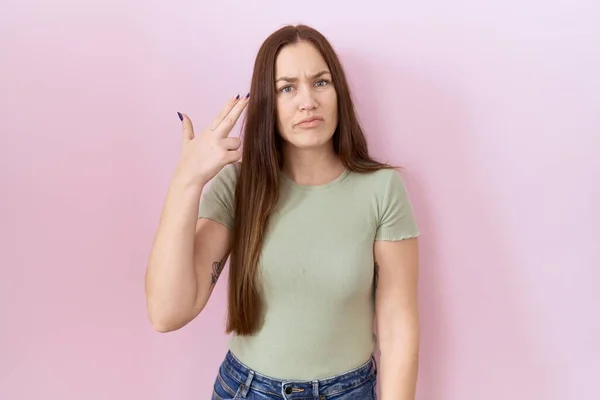 美しいブルネットの女性はピンクの背景撮影の上に立って 銃のように頭に手と指を指して自分自身を殺す 自殺ジェスチャー — ストック写真