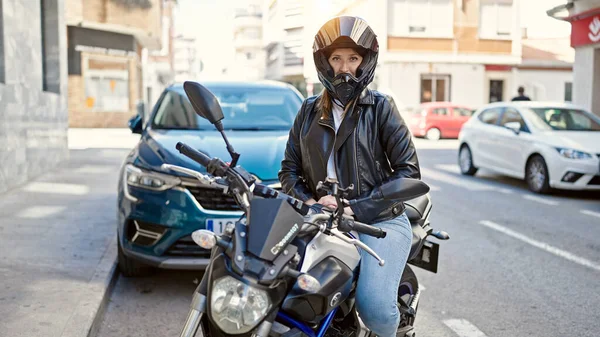 年轻的金发女子在街上自信地驾驶摩托车 — 图库照片