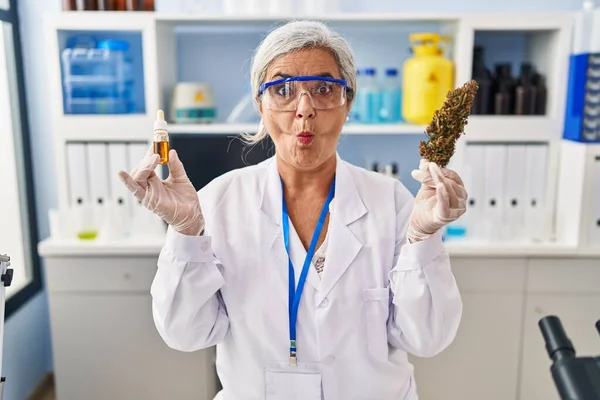 Beyaz Saçlı Orta Yaşlı Bir Kadın Laboratuvarda Yağını Temizliyor Ağzı — Stok fotoğraf