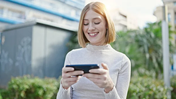 Mujer Rubia Joven Sonriendo Confiado Viendo Vídeo Teléfono Inteligente Parque — Foto de Stock