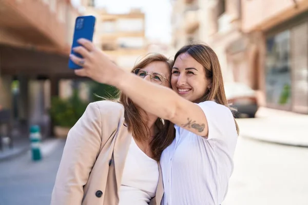 Mother Daughter Making Selfie Smartphone Standing Together Street — Φωτογραφία Αρχείου