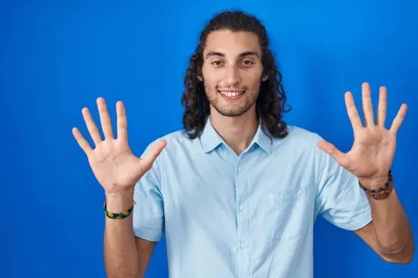 Young Hispanic Man Standing Blue Background Showing Pointing Fingers Number — ストック写真