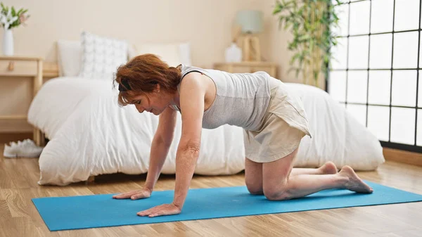 Middelbare Leeftijd Vrouw Stretching Terug Zittend Yoga Mat Slaapkamer — Stockfoto