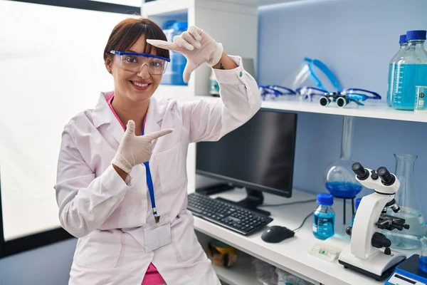 Νεαρή Μελαχρινή Γυναίκα Που Εργάζεται Στο Εργαστήριο Επιστήμονας Χαμογελώντας Κάνοντας — Φωτογραφία Αρχείου