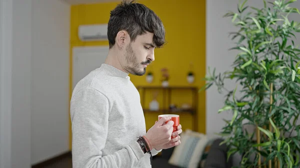 年轻的惊慌失措的男人在家里喝咖啡 — 图库照片