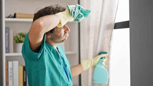 Jovem Hispânico Homem Janela Limpeza Com Pano Cansado Casa — Fotografia de Stock