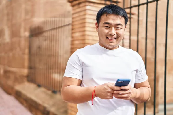 Sokakta Akıllı Telefon Kullanan Genç Çinli Kendine Güvenen Bir Adam — Stok fotoğraf