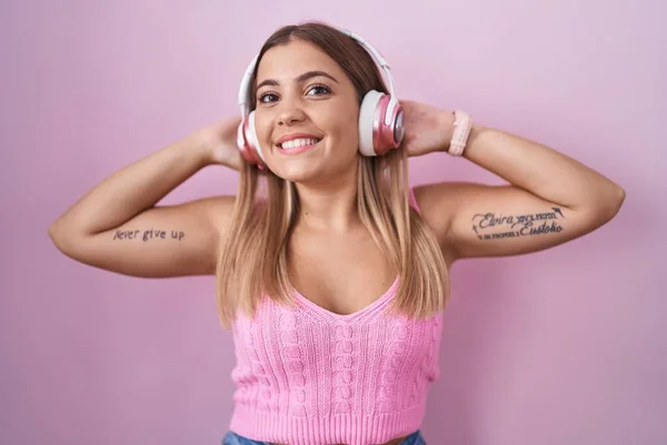 Mujer Rubia Joven Escuchando Música Usando Auriculares Relajantes Estiramientos Brazos — Foto de Stock