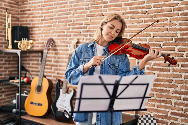 Young Blonde Woman Musician Playing Violin Music Studio — Stockfoto