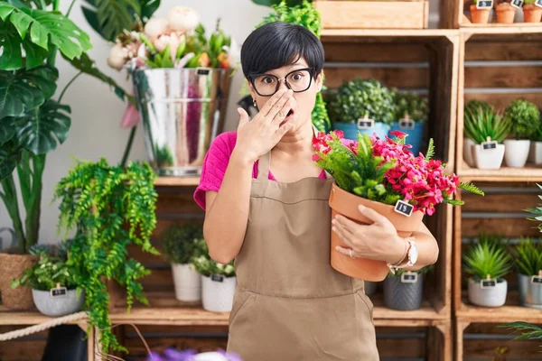 Jovem Mulher Asiática Com Cabelo Curto Trabalhando Florista Loja Segurando — Fotografia de Stock