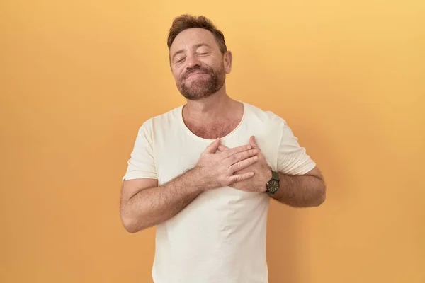 Hombre Mediana Edad Con Barba Pie Sobre Fondo Amarillo Sonriendo —  Fotos de Stock