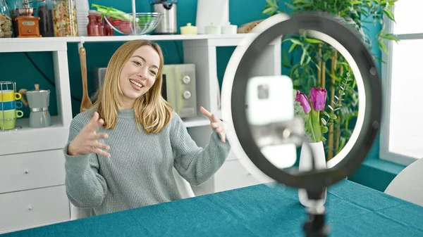 Junge Blonde Frau Nimmt Video Tutorial Auf Dem Tisch Esszimmer — Stockfoto