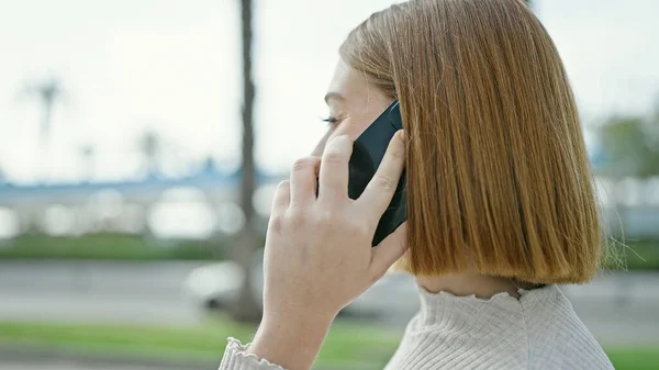 Νεαρή Ξανθιά Γυναίκα Μιλάει Στο Smartphone Στο Δρόμο — Φωτογραφία Αρχείου