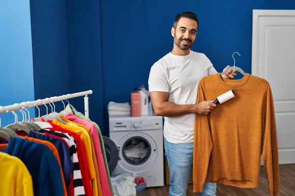 Young Hispanic Man Cleaning Sweater Using Hair Pet Roller Laundry — Stockfoto