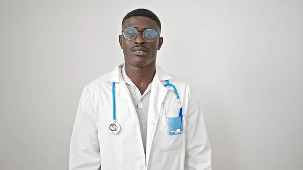 Médecin Afro Américain Debout Avec Une Expression Sérieuse Sur Fond — Photo