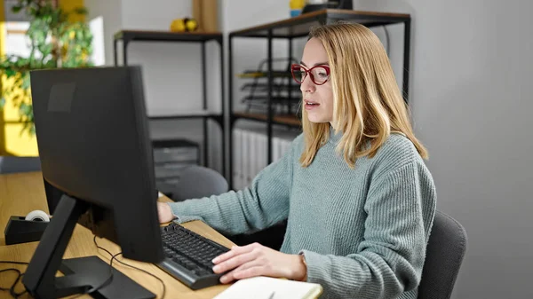 Joven Mujer Rubia Trabajadora Negocios Usando Computadora Trabajando Oficina —  Fotos de Stock