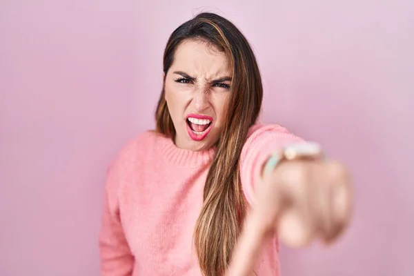 Young Hispanic Woman Standing Pink Background Pointing Displeased Frustrated Camera — Stockfoto