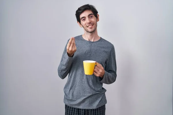 Junger Hispanischer Mann Pyjama Der Eine Tasse Kaffee Trinkt Und — Stockfoto