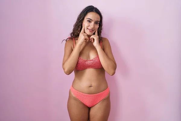 Mladá Hispánka Nosí Spodní Prádlo Přes Růžové Pozadí Úsměvem Otevřenými — Stock fotografie