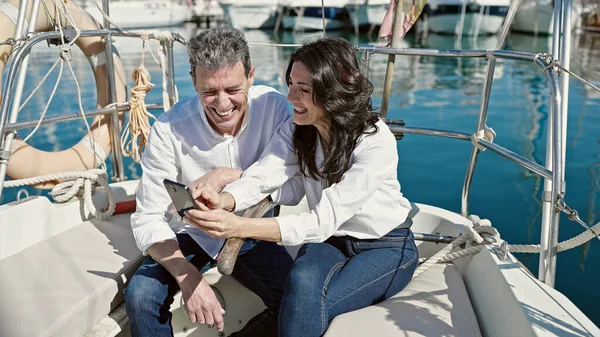 Senior Coppia Uomo Donna Utilizzando Smartphone Seduti Insieme Barca Barca — Foto Stock