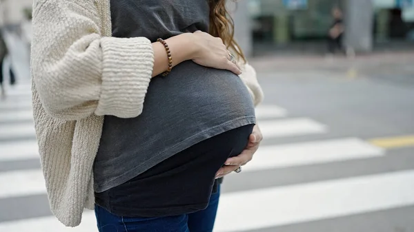Sokakta Karnına Dokunan Hamile Bir Kadın — Stok fotoğraf