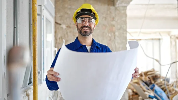 Jovem Hispânico Homem Trabalhador Vestindo Hardhat Leitura Casa Projeto Canteiro — Fotografia de Stock