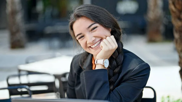 Jonge Mooie Spaanse Vrouw Zakenman Met Behulp Van Laptop Glimlachen — Stockfoto