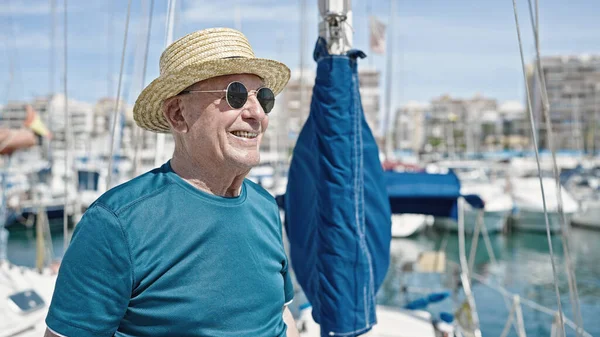 Senior Grey Haired Man Tourist Wearing Summer Hat Sunglasses Boat — Stock Photo, Image