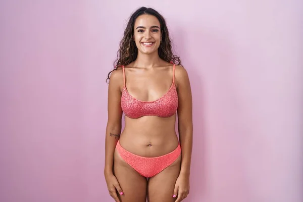 Mladá Hispánka Nosí Spodní Prádlo Přes Růžové Pozadí Šťastným Chladným — Stock fotografie