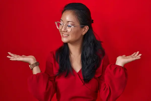 Asiatisk Ung Kvinna Står Över Röd Bakgrund Leende Visar Båda — Stockfoto