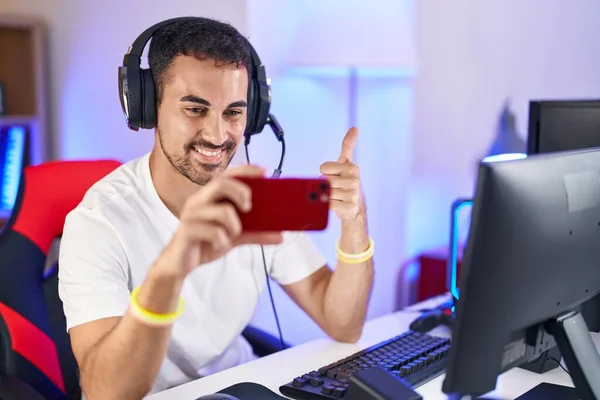 Hombre Hispano Guapo Jugando Videojuegos Con Teléfono Inteligente Sonriendo Feliz —  Fotos de Stock