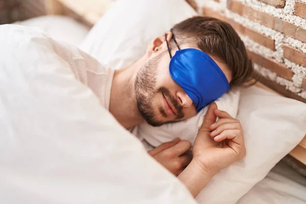Joven Hombre Caucásico Con Máscara Sueño Acostado Cama Durmiendo Dormitorio — Foto de Stock