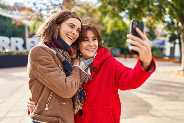 Two Women Mother Daughter Make Selfie Smartphone Park — Fotografia de Stock