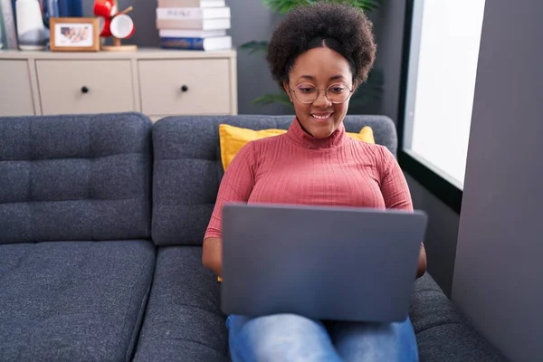 African American Woman Using Laptop Sitting Sofa Home — 图库照片