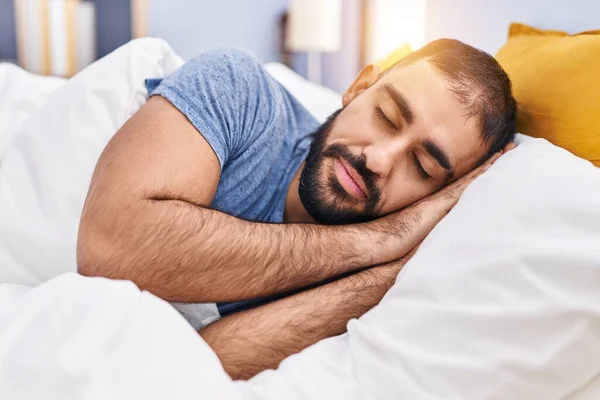 Νεαρός Ισπανός Ξαπλωμένος Στο Κρεβάτι Κοιμάται Στην Κρεβατοκάμαρα — Φωτογραφία Αρχείου
