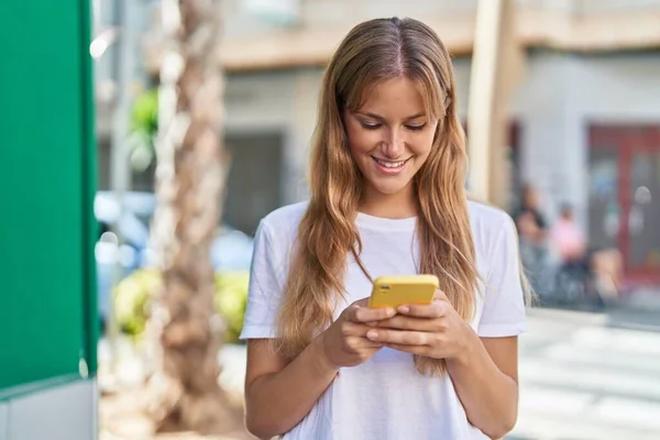 Chica Rubia Joven Sonriendo Confiado Usando Teléfono Inteligente Calle — Foto de Stock