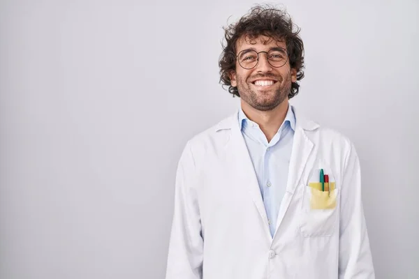 Hispanischer Junger Mann Doktoruniform Mit Einem Fröhlichen Und Kühlen Lächeln — Stockfoto