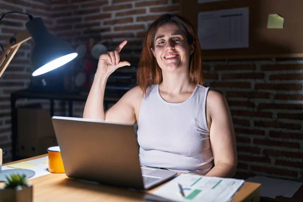 Mujer Morena Que Trabaja Oficina Por Noche Sonriendo Confiado Gesto —  Fotos de Stock