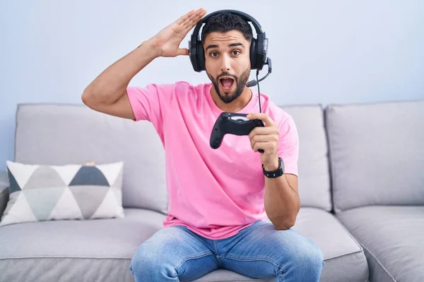 Hispánský Mladý Muž Hraje Videohry Drží Ovladač Sedí Pohovce Blázen — Stock fotografie
