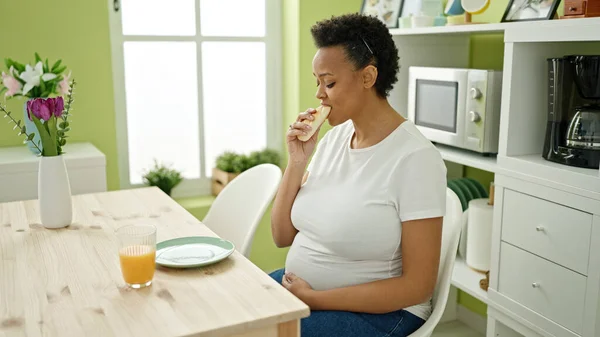 Jonge Zwangere Vrouw Ontbijten Zittend Tafel Eetkamer — Stockfoto
