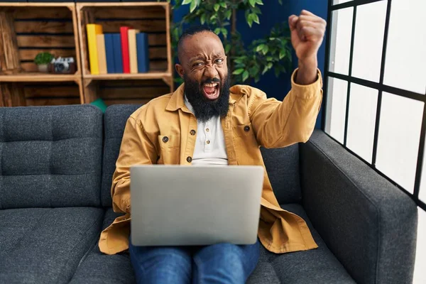 Afrikansk Amerikansk Man Använder Laptop Hemma Sitter Soffan Irriterad Och — Stockfoto
