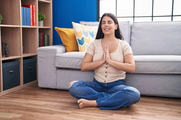 Young Beautiful Hispanic Woman Doing Yoga Exercise Sitting Floor Home — Fotografia de Stock