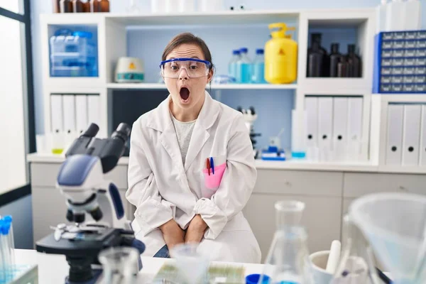 Menina Hispânica Com Síndrome Trabalhando Laboratório Cientista Com Medo Chocado — Fotografia de Stock