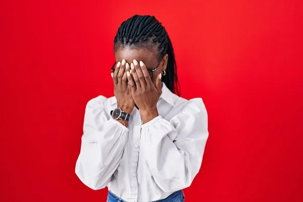 Afrikansk Kvinna Med Flätor Står Över Röd Bakgrund Med Sorgligt — Stockfoto