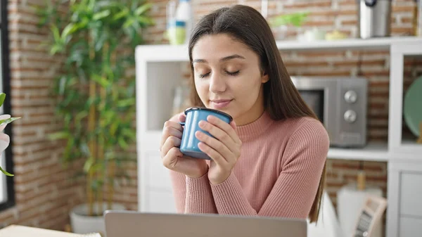 Junge Schöne Hispanische Frau Mit Laptop Riecht Tasse Kaffee Esszimmer — Stockfoto